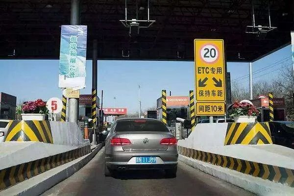 咸阳收费站10秒KO两男子一事，给社会造成了哪些不良影响？