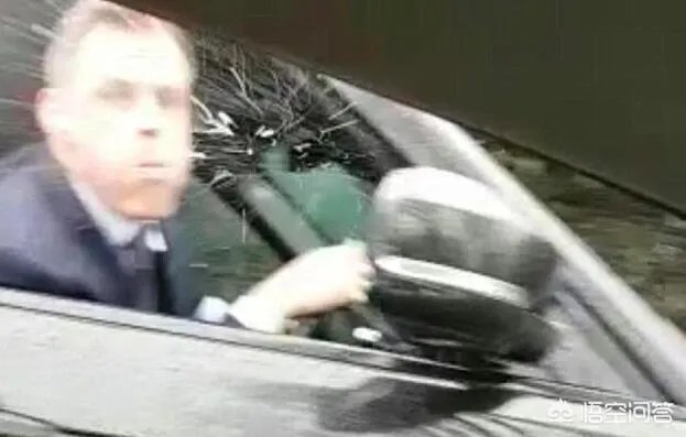 如何看待天空体育解说,利物浦名宿卡拉格向球迷吐口水的事件?