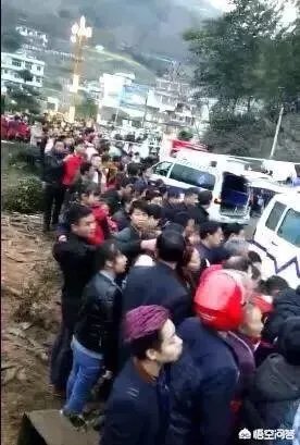 云南盐津发生交通事故，造成5人遇难8人受伤，几吨鱼从天而降是怎么回事？