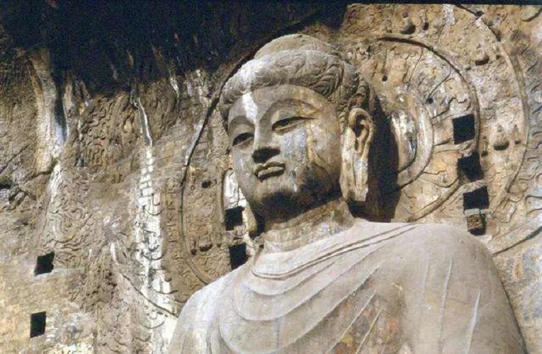 洛阳龙门石窟佛像被游客摸出包浆，为什么游客都要摸一摸石像？