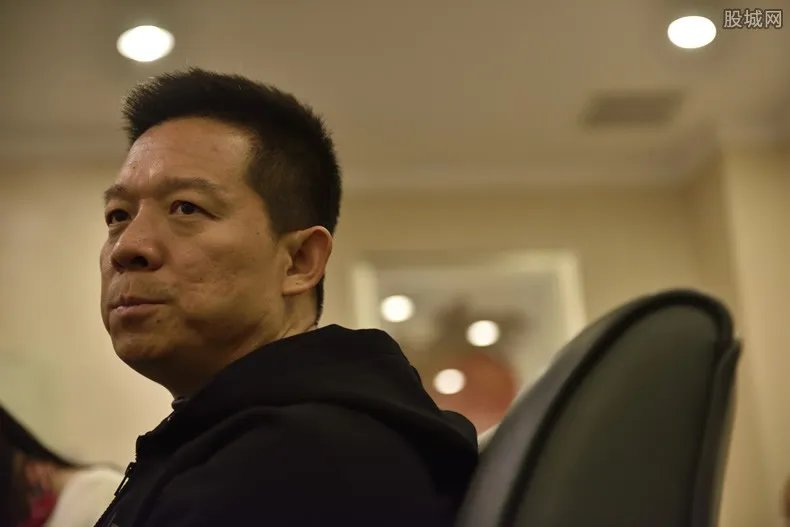 贾跃亭是怎么跑出国的 欠这么多钱不回国犯法吗