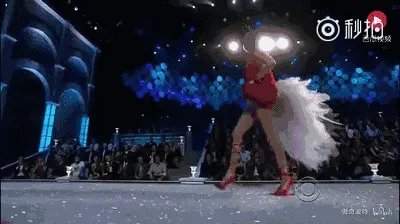 #维密大秀#摔过的超模中，谁的危机处理最好？