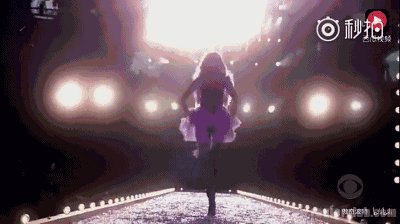 #维密大秀#摔过的超模中，谁的危机处理最好？