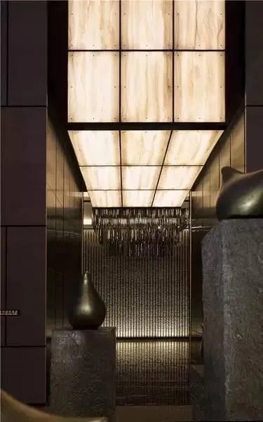 用如此摩登手法打造出来的魔术空间,要多酷有多酷!