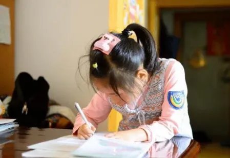 山东一男孩坠深井救援时问妈妈能不做作业吗，作业比深井还可怕吗？