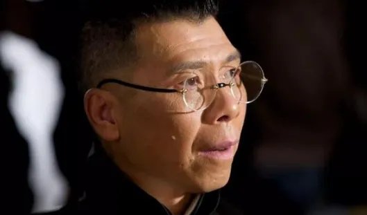 李咏走了有些评论里在骂冯小刚导演的原因是什么？