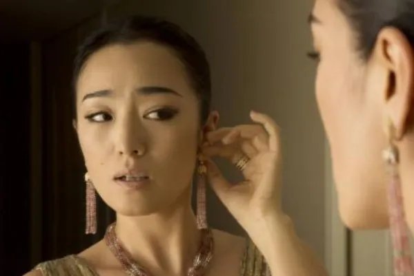 巩俐经历了8年张艺谋、富商黄和祥，是如何与大她18岁的米歇尔结婚的？