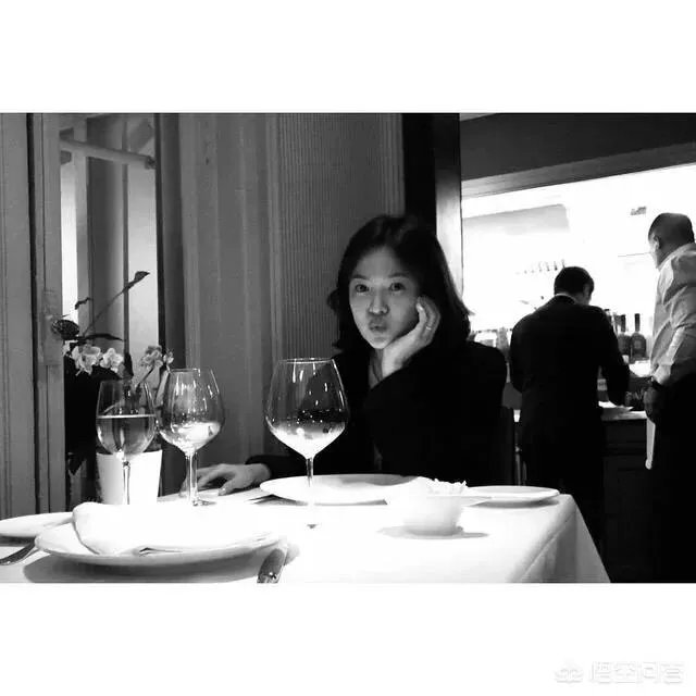 婚礼后宋仲基宋慧乔人气急剧下降,你怎么看待明星炒婚现象?