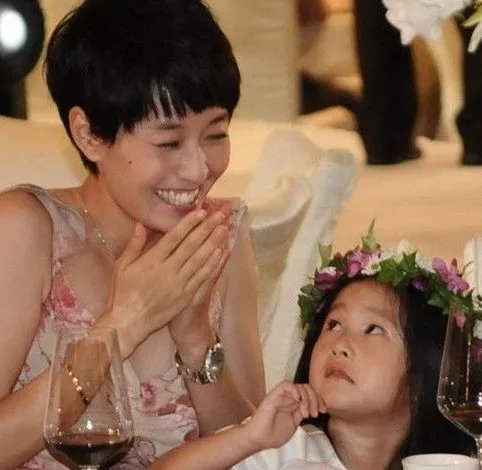 曝马伊琍个人资料 怀二胎女儿图片和前夫管虎