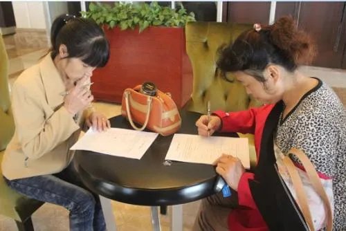 街头填美容调查问卷被消费4.8万，这是什么骗局？