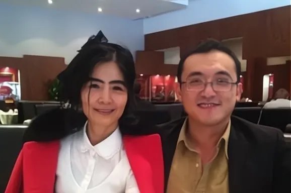 《非诚勿扰》51岁阿姨牵手小17岁男子，8年后怎样了？