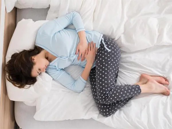 				在床上缓解痛经的姿势有坐卧吗？			