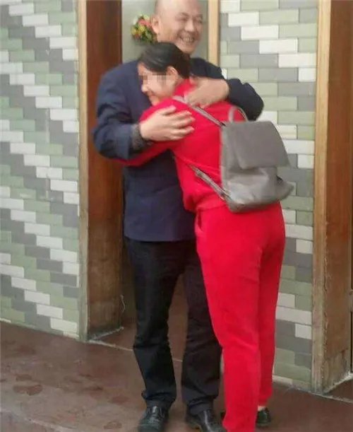 女子数万元婚饰忘公交上  司机拾金不昧获美女熊抱！