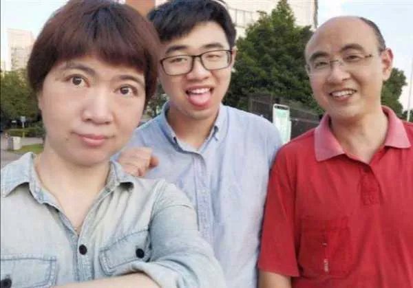 援鄂护士在华科留影儿子高考考上是什么情况？