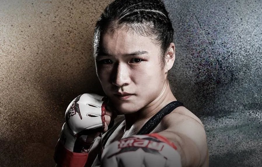 张伟丽卫冕成功!她的对手乔安娜比赛中为何惹得观众极为不满?