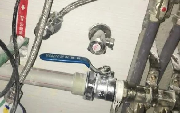 自来水阀门怎么关