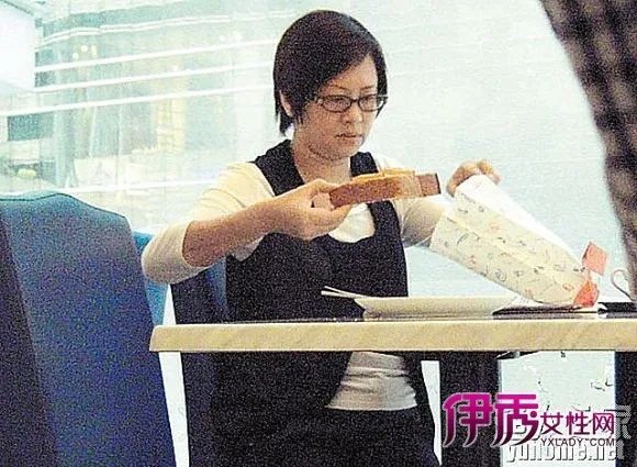 曝光罗嘉良前妻方敏仪离婚后的心酸生活