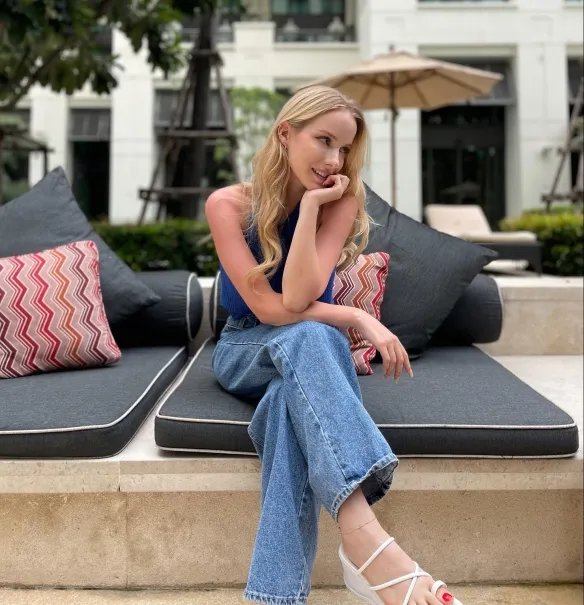 举手投足间风情万种！优雅妩媚的法国女主播Caroline