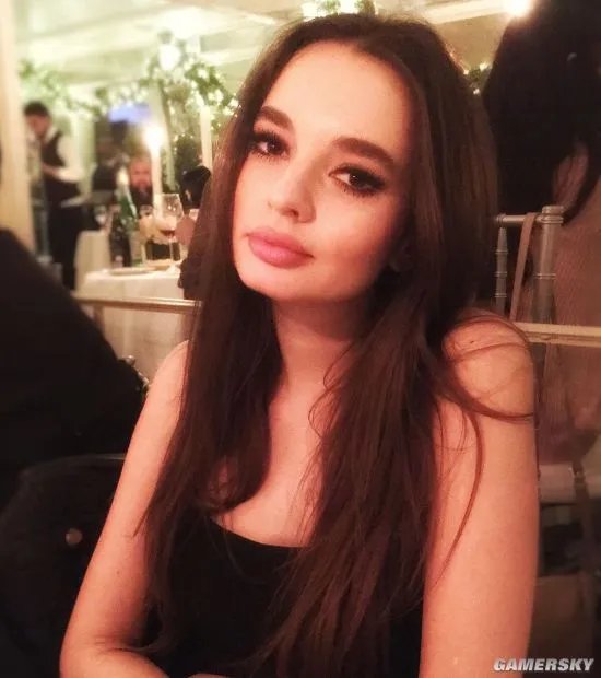 导演温子仁宣布订婚 晒与未婚妻亲吻照狂撒狗粮