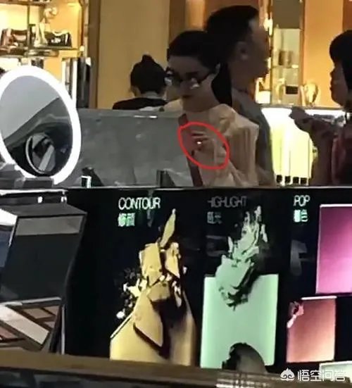 范冰冰分手后独自逛街照片曝光，左无名指钻戒亮了，范冰冰结婚了吗？