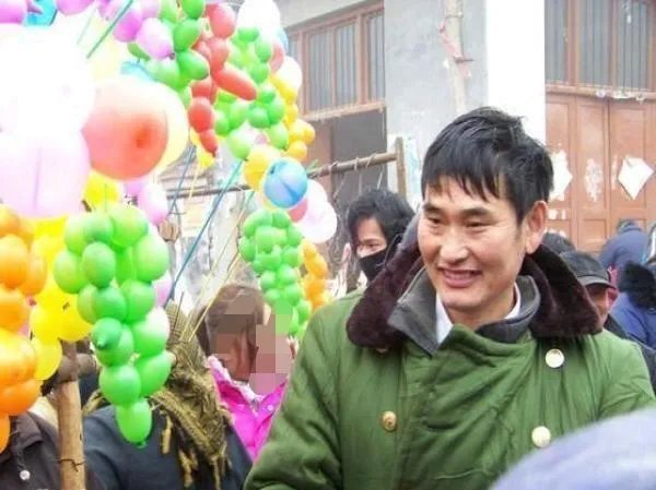 大衣哥朱之文这几年频繁被村里人骚扰，他为啥不搬到城里去住呢？