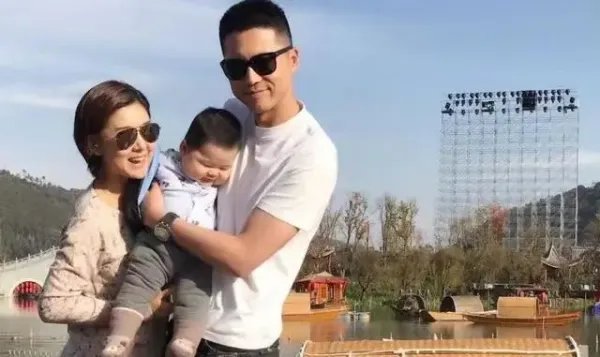 李小萌晒二胎儿子百天照,她现在发展如何?