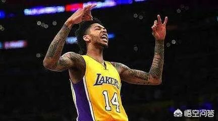 穆雷为了破纪录垃圾时间投篮刷分,欧文怒不可遏将球砸向观众席,你怎么看?