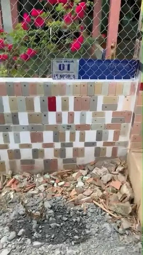 iPhone4被制成标本售卖 甚至还有人拿iPhone砌墙