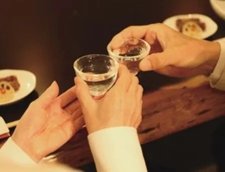 贵阳一越野车高速冲向公交站台撞死等车女子，警方对此有何表示？