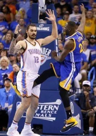 大家对NBA总决赛第三场最后10秒詹姆斯踢伊戈达拉怎么看？