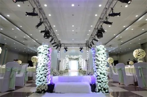 婚礼现场鲜花布置效果图 2017最美婚礼鲜花设计