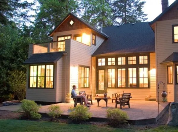 别墅被侵占拍剧房主索赔300万，物业应该如何赔偿？