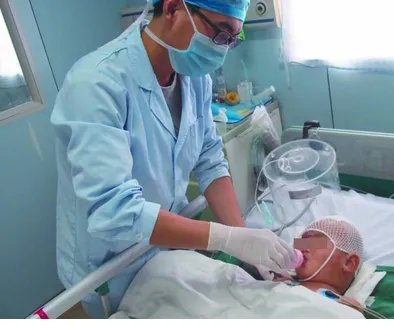 医生抢救8人后晕倒的原因是什么？