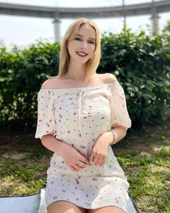 举手投足间风情万种！优雅妩媚的法国女主播Caroline