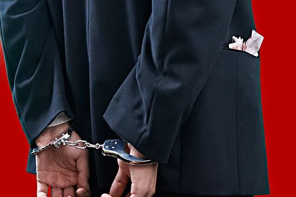 警方通报男子用不明液体泼洒路人，如何看待该男子的做法？他会被怎样处罚？