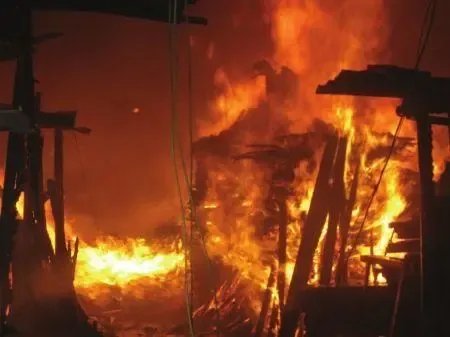 山东科技大学北门发生火灾，整条小吃街都烧了起来，是有人恶意纵火吗？