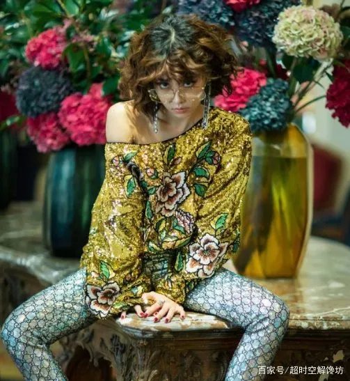 蔡依林新发型太独特了，穿金色斜肩上衣配银色紧身裤，有时尚感吗？