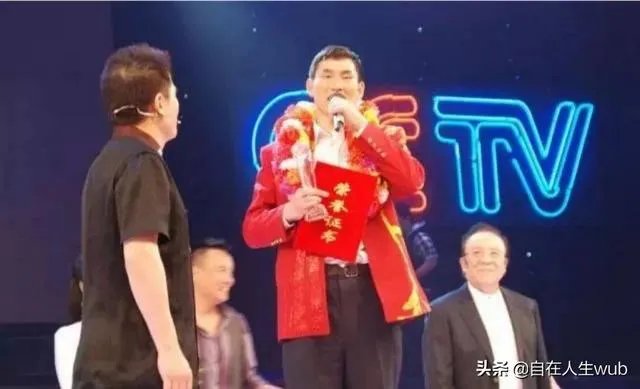 大衣哥朱之文这几年频繁被村里人骚扰，他为啥不搬到城里去住呢？