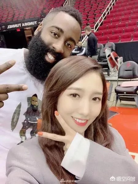 火箭胜森林狼比赛，看台出现两位神秘来宾，甚至能进场与哈登合影，他们是什么来历？