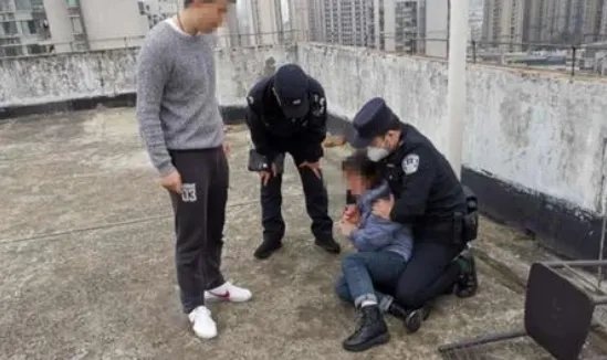 一女孩轻生从6楼坠下,辅警伸手接人被砸颅内出血,女孩父母该为其负责吗?