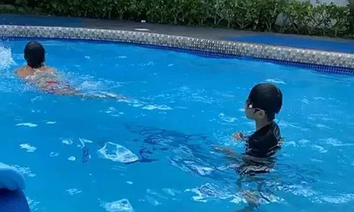 张柏芝晒13岁儿子八块腹肌照，她儿子究竟有多自律？