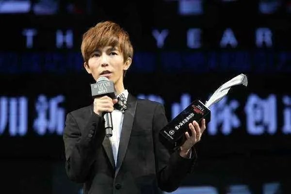 有人说郭敬明爱炫富跟童年心里创伤有关,他童年受到过什么心理创伤?