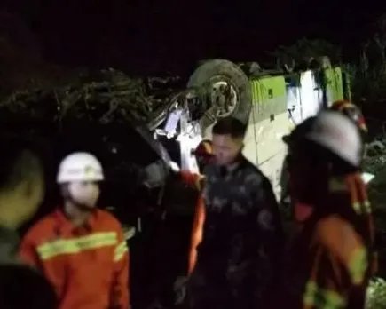 广昆高速客车追尾死伤多少人？