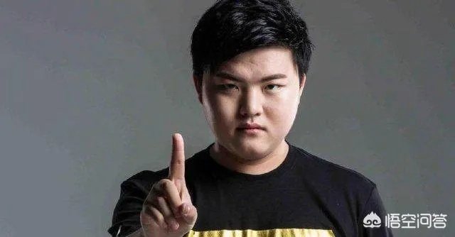 虎牙盛典上UZI与寒夜合影引争议，网友批评UZI成《英雄联盟》之耻，对此你怎么看？