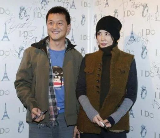 王菲绯闻不断,深夜现身李亚鹏住所后谢霆锋啥态度?