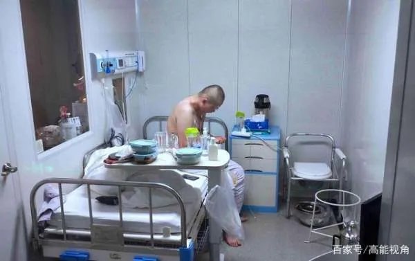 生日奶奶做了一碗长寿面,他却坚持要喂奶奶,没钱吃饭的一家怎么面对血癌?