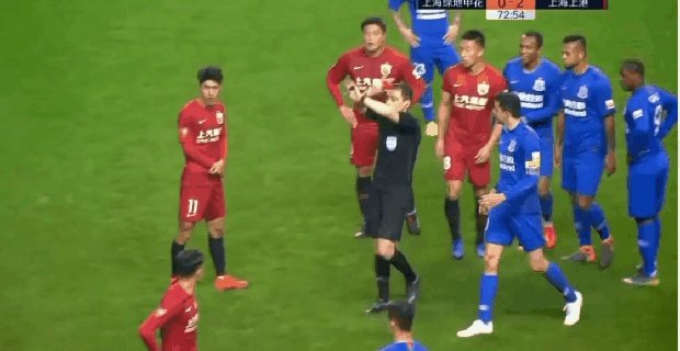 上港对阵申花,裁判取消孙世林红牌,改判柏佳骏红牌,球迷直言两人都该罚下,你怎么看?