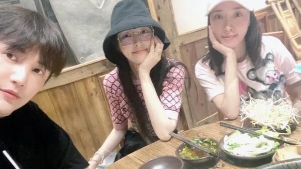 罗晋帮唐嫣孙坚聚会订火锅 现场画面曝光唐嫣四肢纤细还不忘撒狗粮