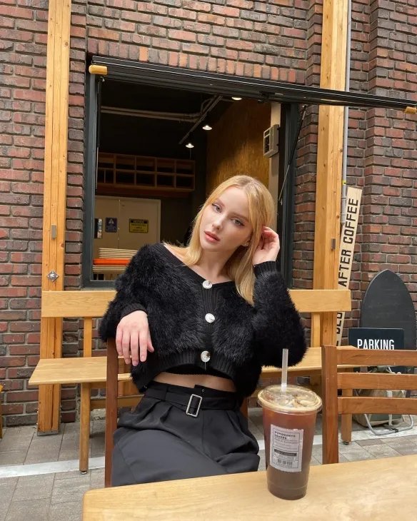 举手投足间风情万种！优雅妩媚的法国女主播Caroline