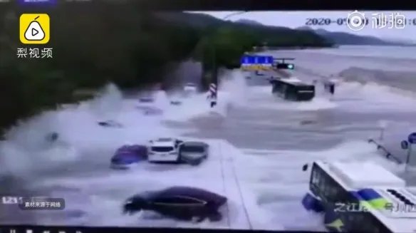 钱塘江潮太凶猛！钱塘江潮水冲上路面冲跑多辆汽车